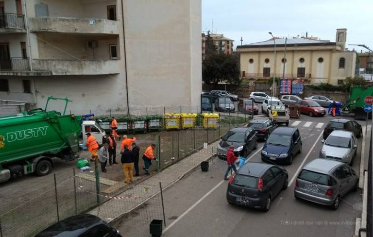 Eco-punto in pieno centro a Vibo, la rabbia dei cittadini: «Situazione fuori controllo»