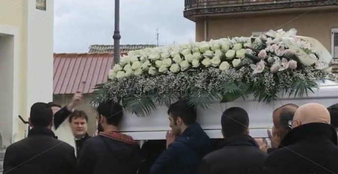 Addio a Vanessa Gasparro, in migliaia ai funerali della “guerriera” che combatteva per la vita (VIDEO)