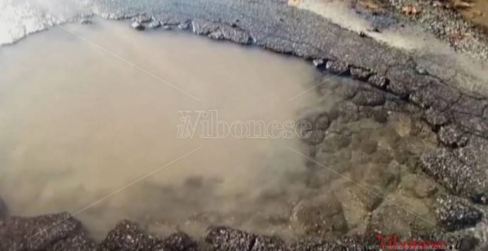 Guasto alle tubature, si allaga il piazzale della stazione di Vibo-Pizzo (VIDEO)