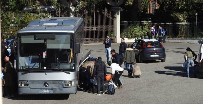 Nicotera, l’hotel Miragolfo diventa un centro d’accoglienza: arrivati i primi 50 migranti