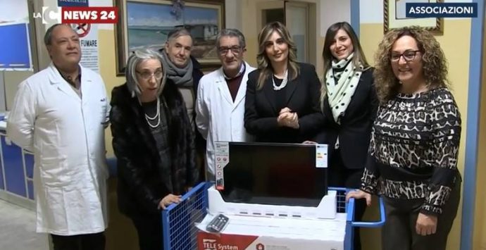 L’associazione Penelope dona 4 televisori all’ospedale “Jazzolino” di Vibo (VIDEO)