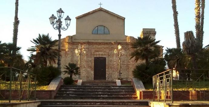 A Mileto i ministranti della basilica-cattedrale “adottano” una piazza