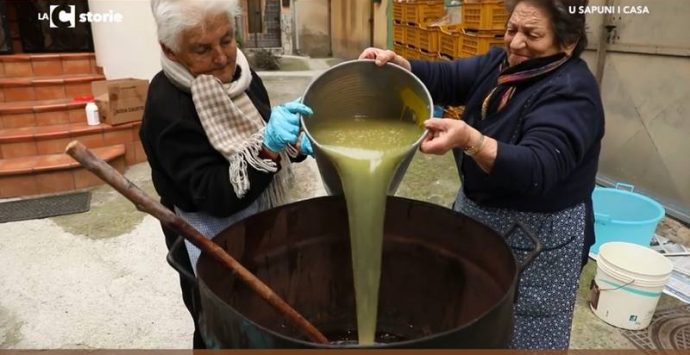 L’antico rito del sapone fatto in casa resiste a Dasà (VIDEO)