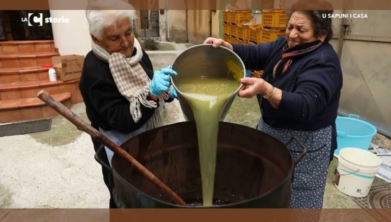 L’antico rito del sapone fatto in casa resiste a Dasà (VIDEO)