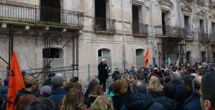 Tropea scende in piazza per l’architetto Giannini, risposta civile a barbarie e indifferenza