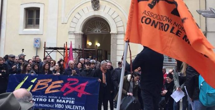 Tropea in piazza per l’architetto Giannini, Libera e Nesci (M5S) in prima fila