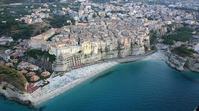 Aggressione a Tropea, la reazione dei commissari: «I cittadini scelgano da che parte stare»