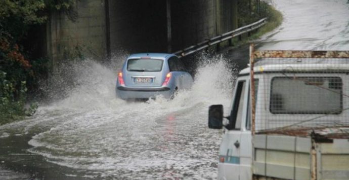 Strada allagata, deviazione sulla Statale 18, chiusa fra San Calogero e Candidoni