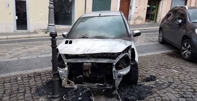 In fiamme l’auto di un’insegnante in pieno centro a Vibo, indaga la Polizia