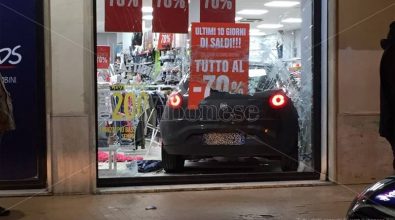 Incidente a Vibo, perde il controllo dell’auto e sfonda la vetrina di un negozio (FOTO-VIDEO)