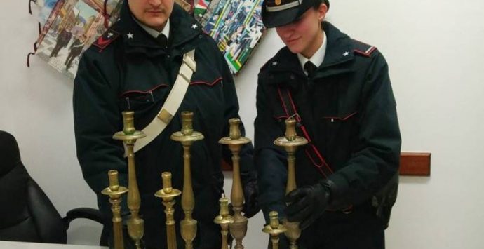 Pizzo, ritrovati dai carabinieri i candelabri rubati nella chiesa dell’Immacolata (VIDEO)