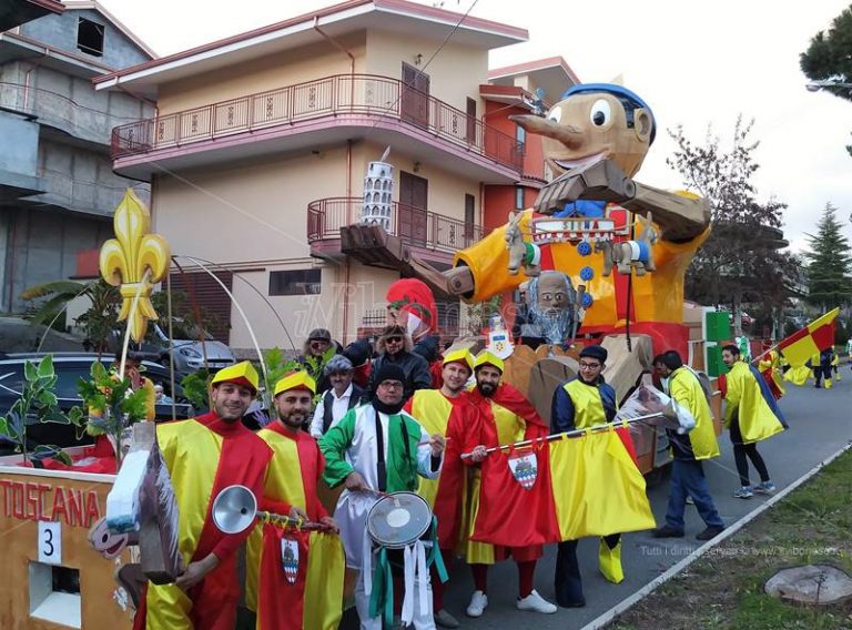 Carnevale 2018 | Applausi e consensi per i carri dei rioni in gara a San Calogero (FOTO/VIDEO)