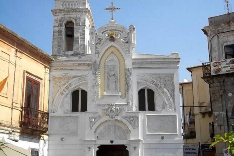 Pizzo, furto sacrilego nella chiesa dell’Immacolata: trafugati 30 candelabri