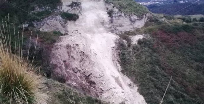 Frana nel territorio di Parghelia, sul posto i Vigili del fuoco