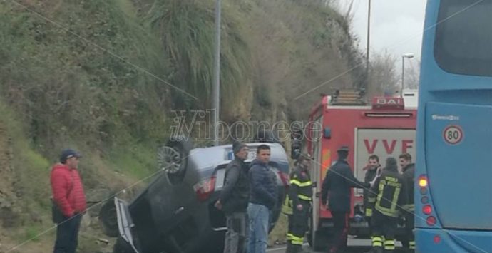 Incidente stradale sulla Statale 18, auto si ribalta in un tratto in discesa