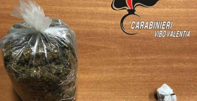 Droga: eroina nel giubbino e marijuana a casa, un arresto nel Vibonese