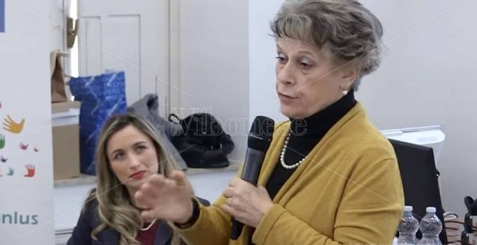 Disabilità, Simonetta Agnello Hornby a Vibo con “Io vedo con le mani” (VIDEO)