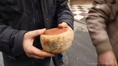 “U ruaju”, così a Dasà rivive l’antica usanza del lancio del formaggio (VIDEO)