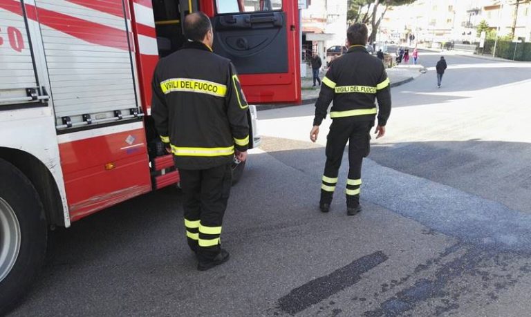 Perdita di gasolio su via Dante Alighieri a Vibo, intervento dei Vigili del fuoco