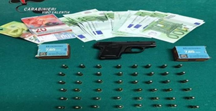 In vacanza con la pistola, autotrasportatore residente in Svizzera arrestato a San Calogero