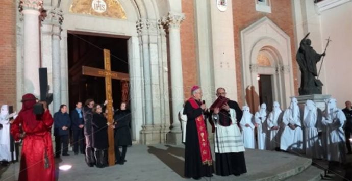 Il racconto di monsignor Renzo alla Via Crucis: «Natuzza disse “no” a Gesù per obbedire al vescovo»