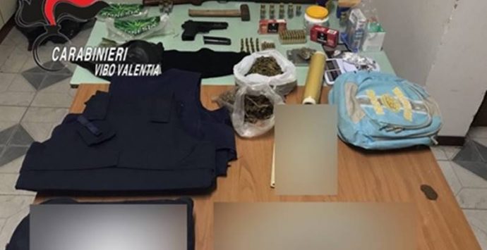 Armi, droga e oggetti per i riti di affiliazione alla ‘ndrangheta: due arresti a Nicotera (FOTO/VIDEO)