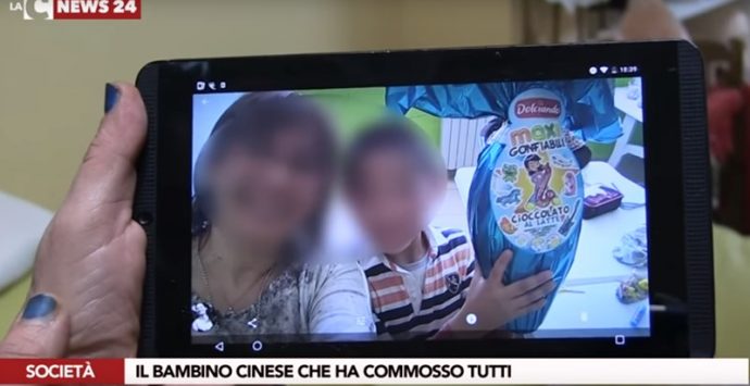 Il bimbo cinese “figlio” di Pizzo: il padre muore e la città lo adotta (VIDEO)