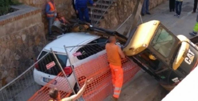 Incidente sul lavoro a Pizzo, escavatore si ribalta su un’auto in transito