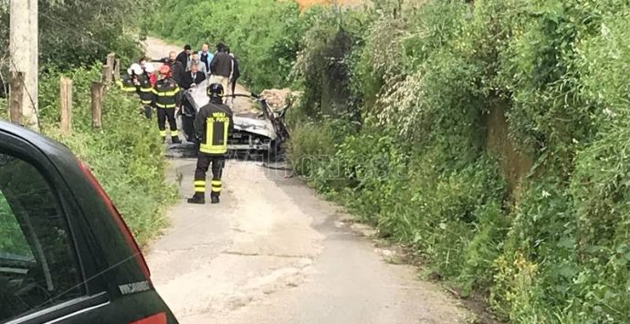 Esplosione a bordo di un’auto a Limbadi, un morto e un ferito (VIDEO)