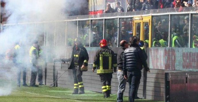 Tifo violento e fumogeni in campo, dieci Daspo nel Vibonese