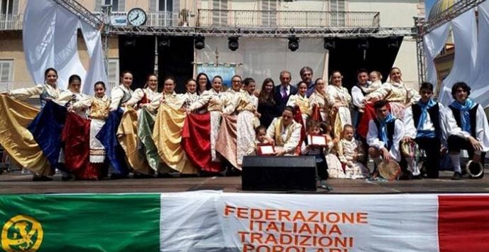 Il gruppo folk “Città di Tropea” trionfa al festival “Il fanciullo e il folklore”