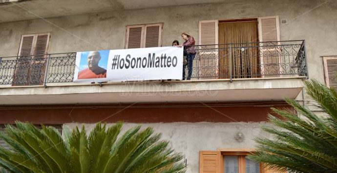 Limbadi dopo la marcia per Matteo, fiori e commozione sul luogo dell’autobomba (VIDEO)