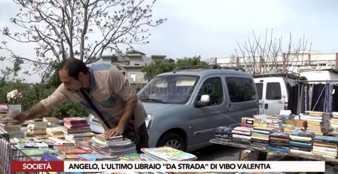 La storia di Angelo, l’ultimo libraio di strada a Vibo Valentia (VIDEO)