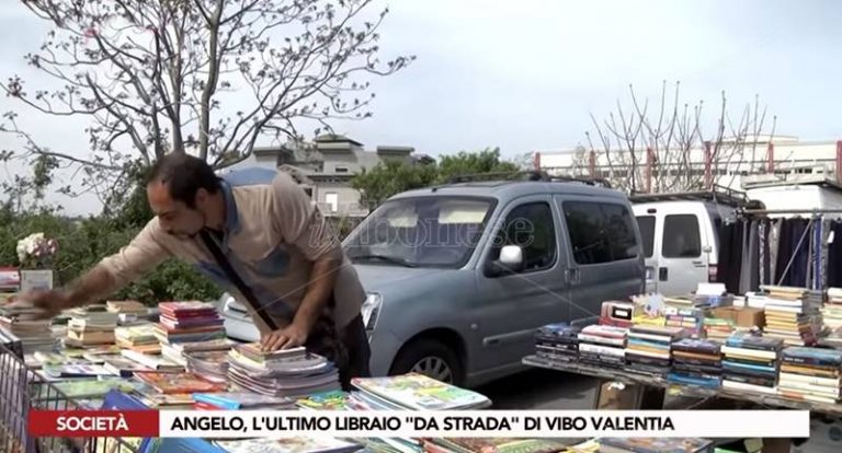 La storia di Angelo, l’ultimo libraio di strada a Vibo Valentia (VIDEO)