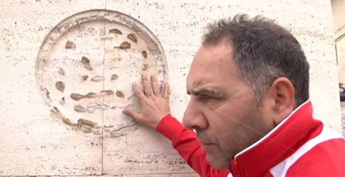 Sfregio alla stele per Filippo Ceravolo a Soriano, il padre: «Voglio giustizia prima di morire» (VIDEO)