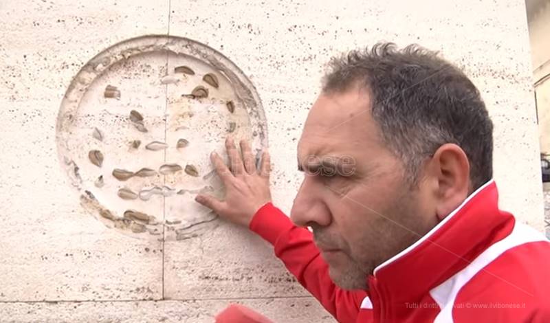 Martino Ceravolo sulla stele dedicata a Filippo