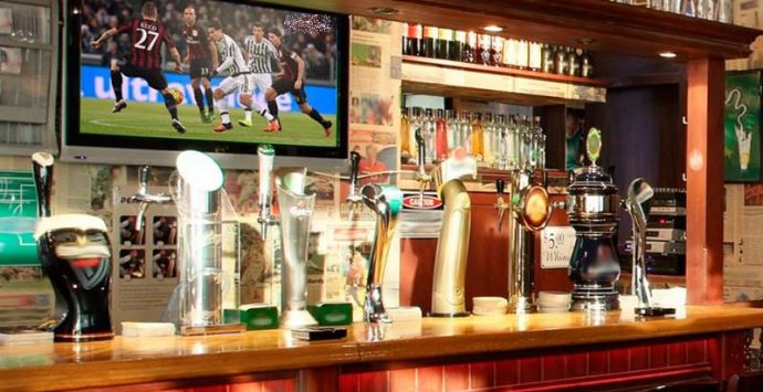 Trasmettevano la Serie A in locali pubblici con schede per uso domestico, denunciati