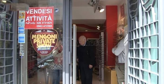 “Vendesi attività”, Nello Ruello getta la spugna e cede il suo negozio (VIDEO)