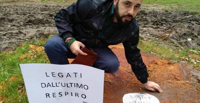 Platani abbattuti a Serra San Bruno, incursione dell’artista Angelo Ventimiglia