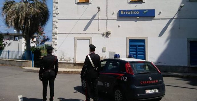 Senza biglietto blocca la ripartenza del treno a Briatico, denunciato 18enne gambiano