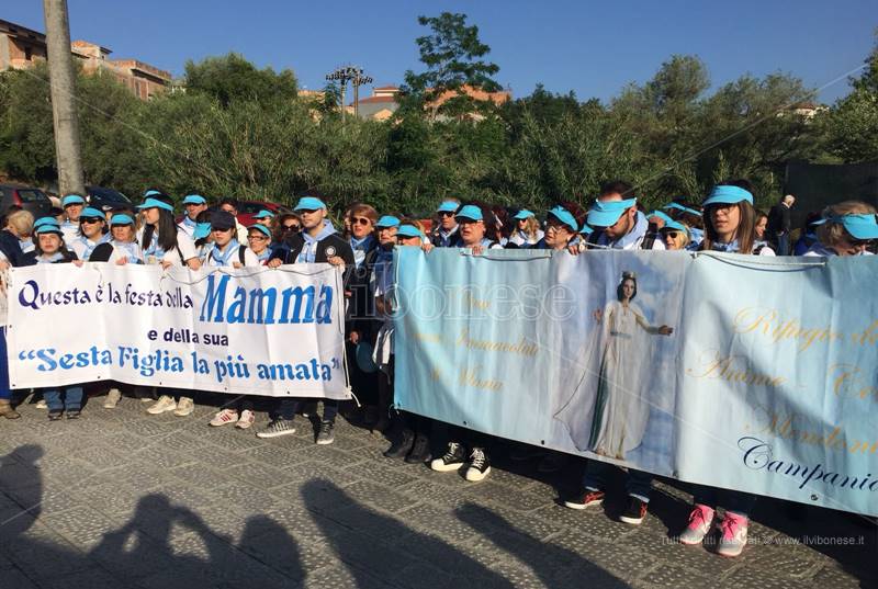 Paravati In Migliaia Nei Luoghi Di Natuzza Per La Festa Della Mamma Foto Il Vibonese