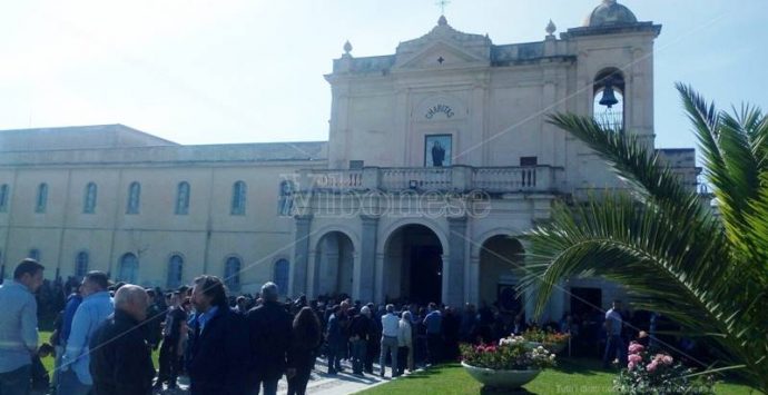 A Nicotera è il giorno dei funerali delle vittime di Olivieri, il parroco: «Stanchi di tanta violenza» (VIDEO)