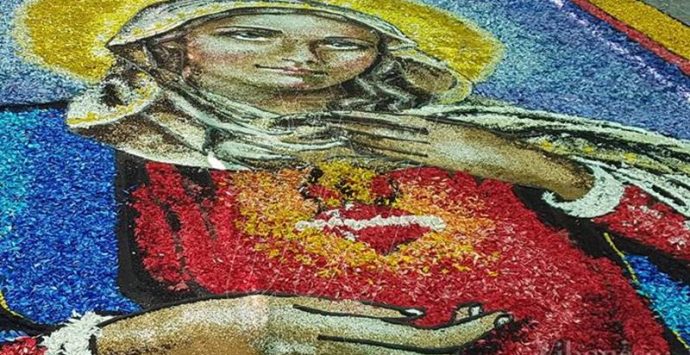 Fiori e fede, a Potenzoni torna la tradizionale Infiorata