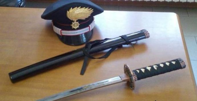 Detenzione di una katana: denunciato il genero di Rosaria Mancuso