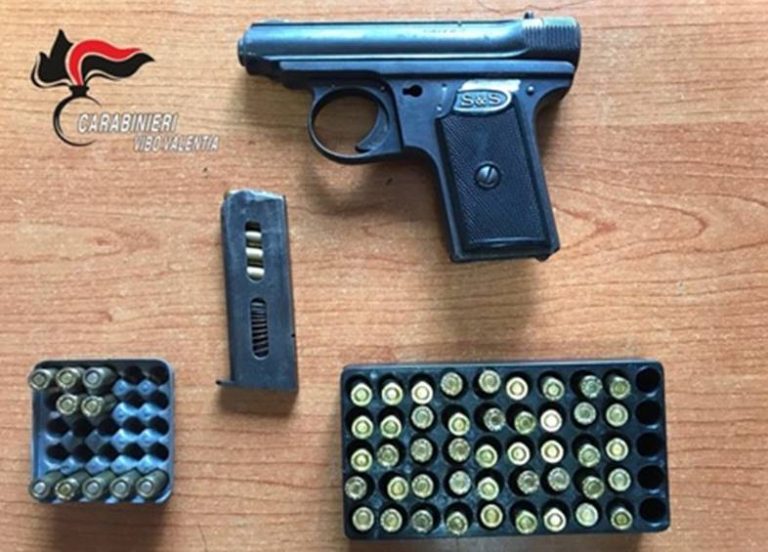 Pistola con matricola abrasa in casa, arrestata anziana coppia di Nicotera