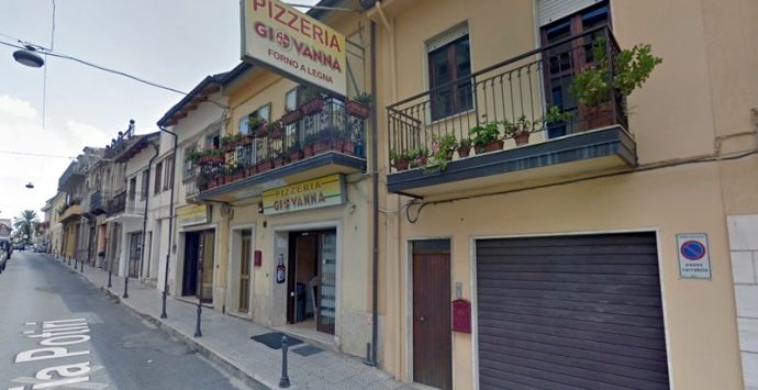 Studenti del Capialbi intossicati, i Nas chiudono la cucina della pizzeria Giovanna a Vibo