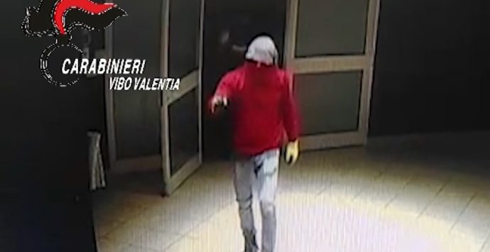 Picchia selvaggiamente e rapina anziano, arrestato 25enne di Limbadi (VIDEO)