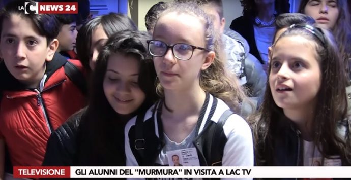 A lezione di giornalismo e tv: 30 studenti della Murmura negli studi di LaC (VIDEO)