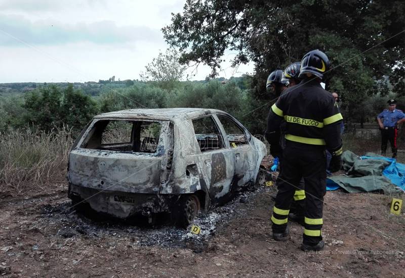 L'auto di Piperno completamente bruciata