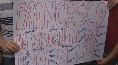 «Non mandate via il nostro amico»: i compagni dell’orfano cinese in piazza (VIDEO)